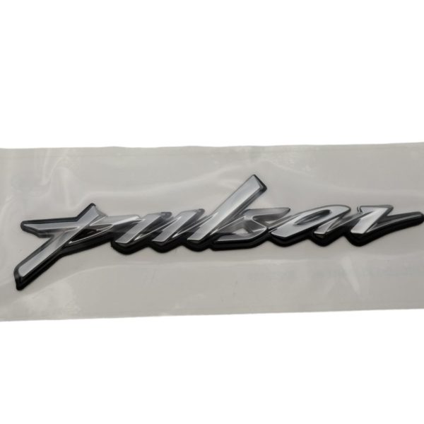 EMBLEMA LOGO TANQUE PULSAR 125/ 135 LS         MARCA: BAJAJ / AILYN     REF:  JD233150