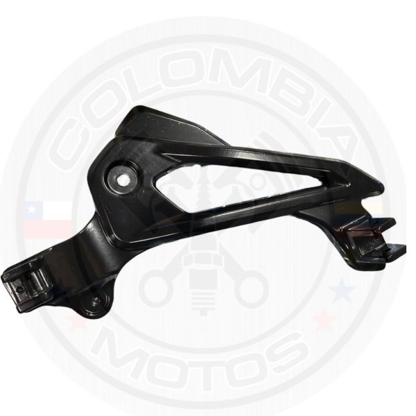 SOPORTE PEDALIN IZQ PULSAR 135LS  MARCA: VARROC   REF: K353309700